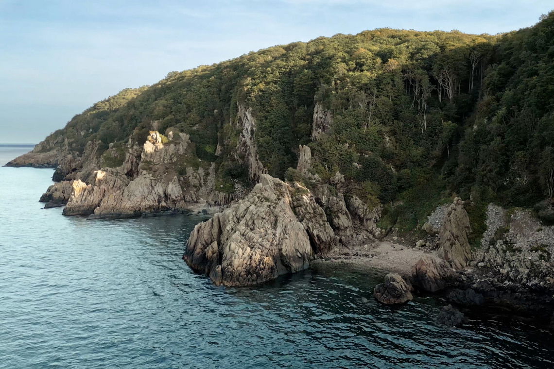 Kullabergs östra sidor har klippor som stupar ner i havet.