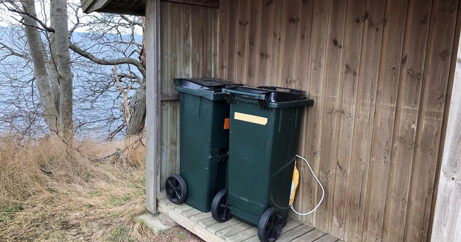 Soptunna i anslutning till torrdass norr om Sverkerskapellet