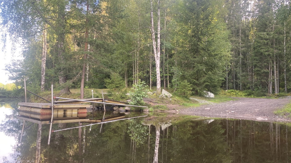 Upptagningsbrygga på högersida i kanalen