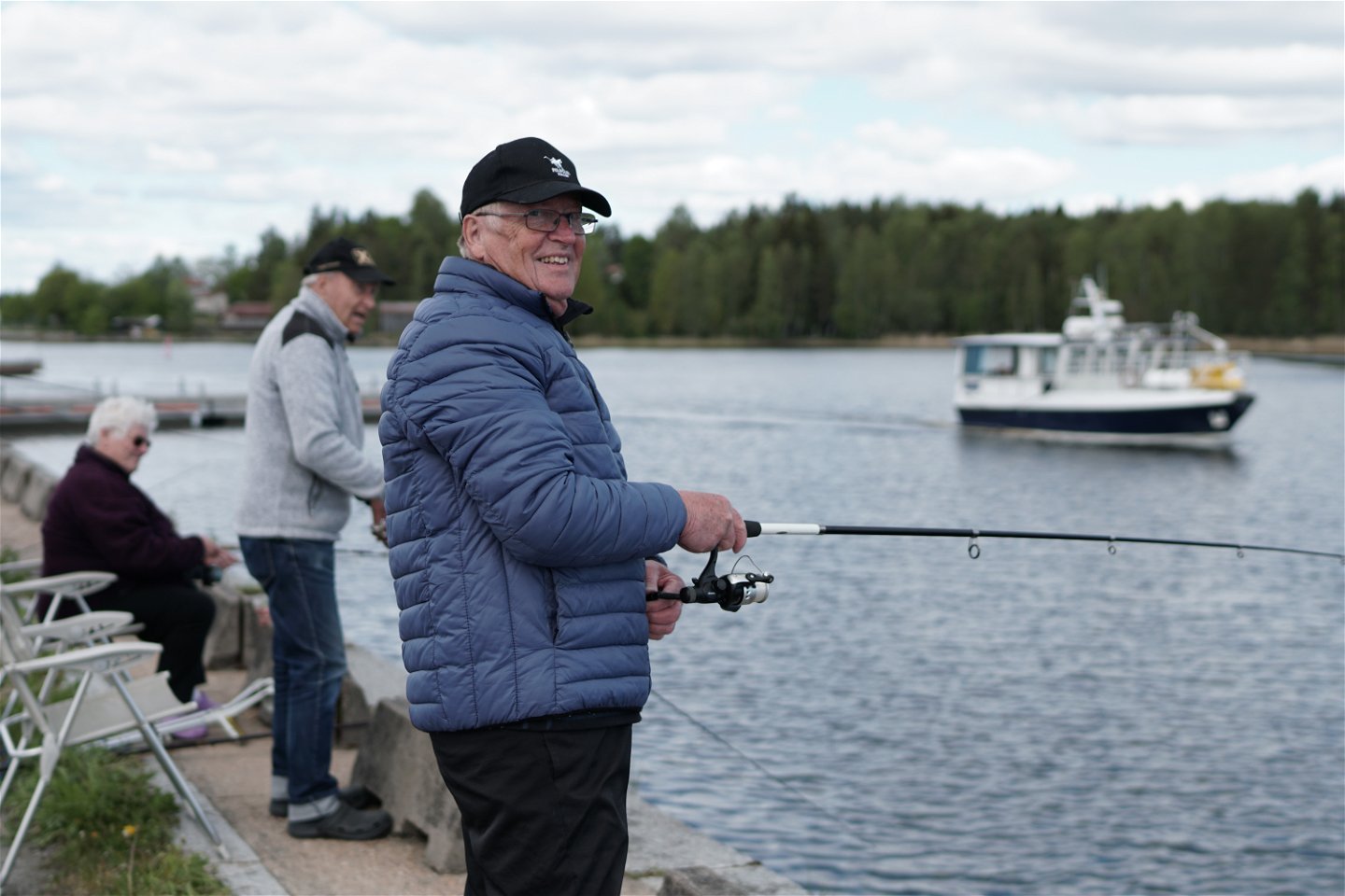 Populärt att fiska strömming på Stugsundskajen