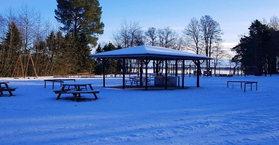 Grillplats med bänkbord vid Råssnäs friluftsområde.  
Etapp: Råssnäsudden–Mariebergsudden. 
Motala. 