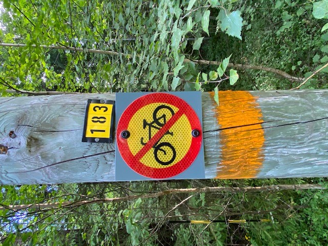 Skylt om cykling förbjudet som monterats på belysningsstolpe