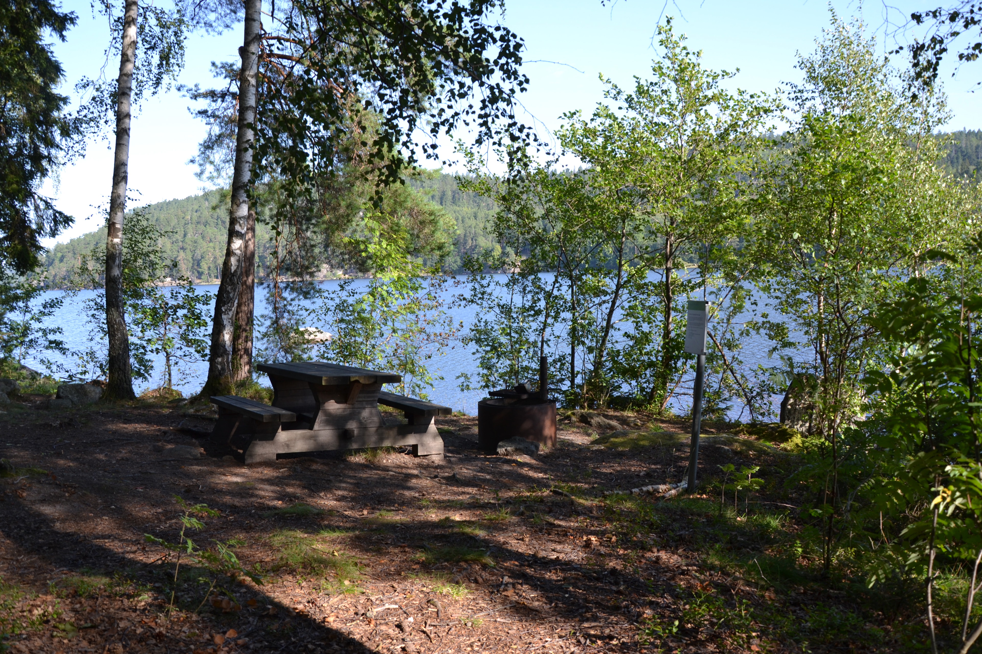 Rastplats längs Ågelsjöns västra sida.