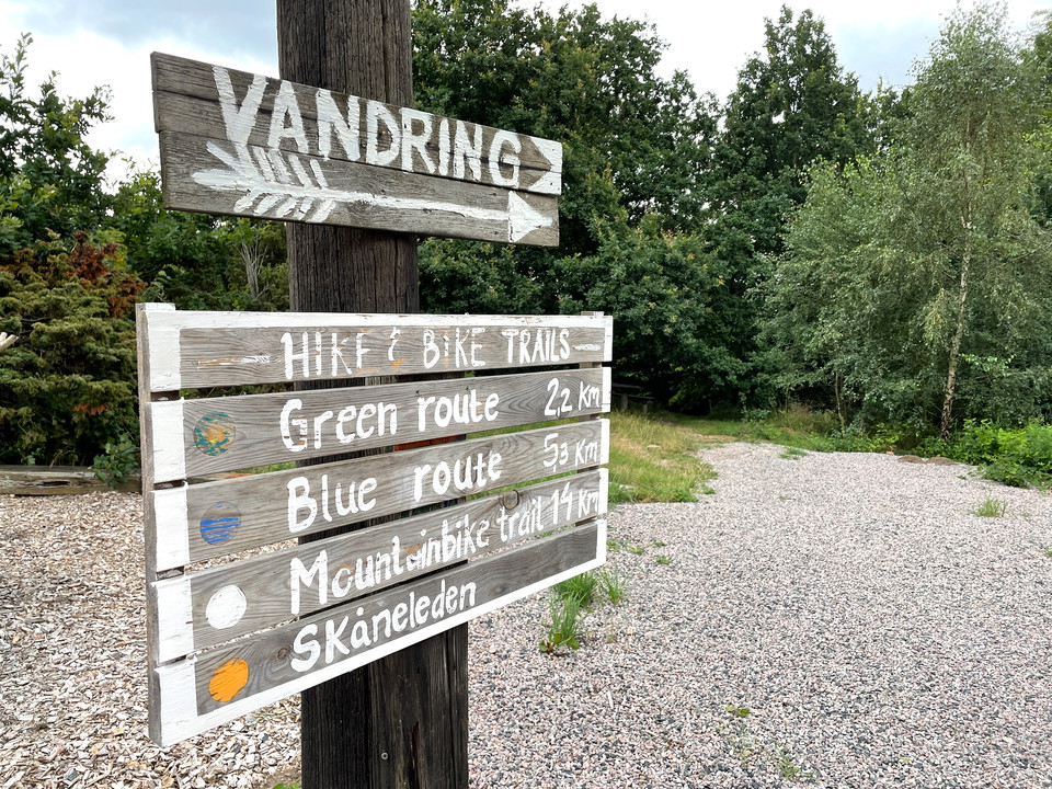 skylt som visar vägen till olika leder