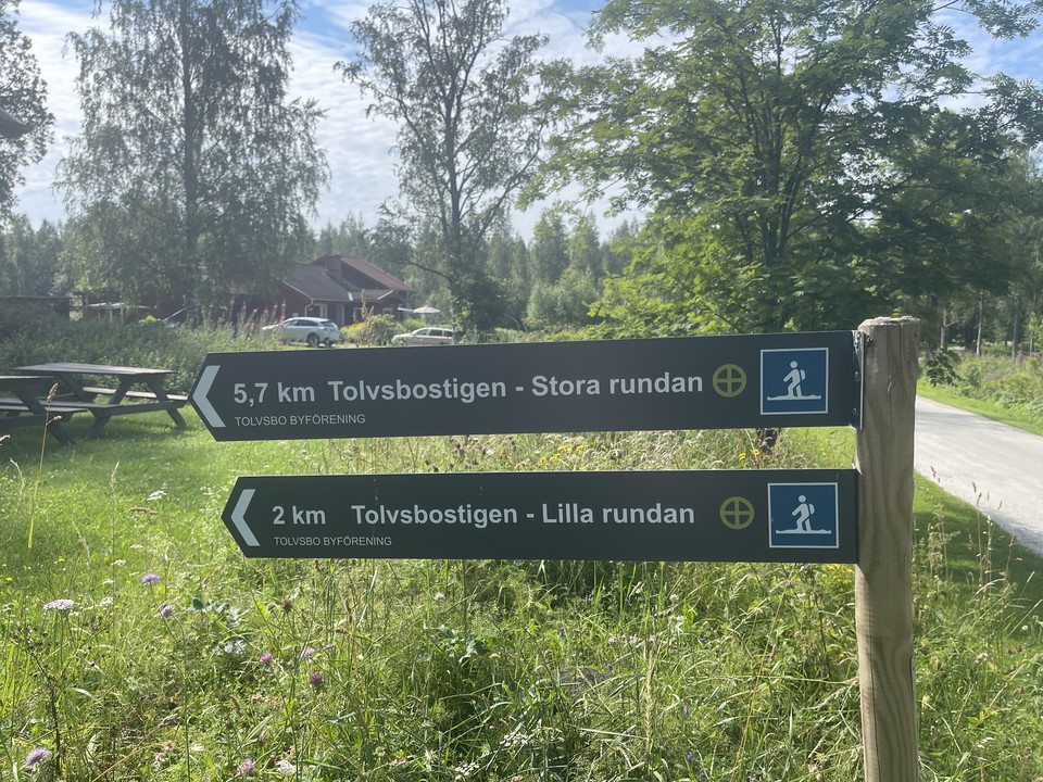Skyltning vid Tolvsbo Bystuga