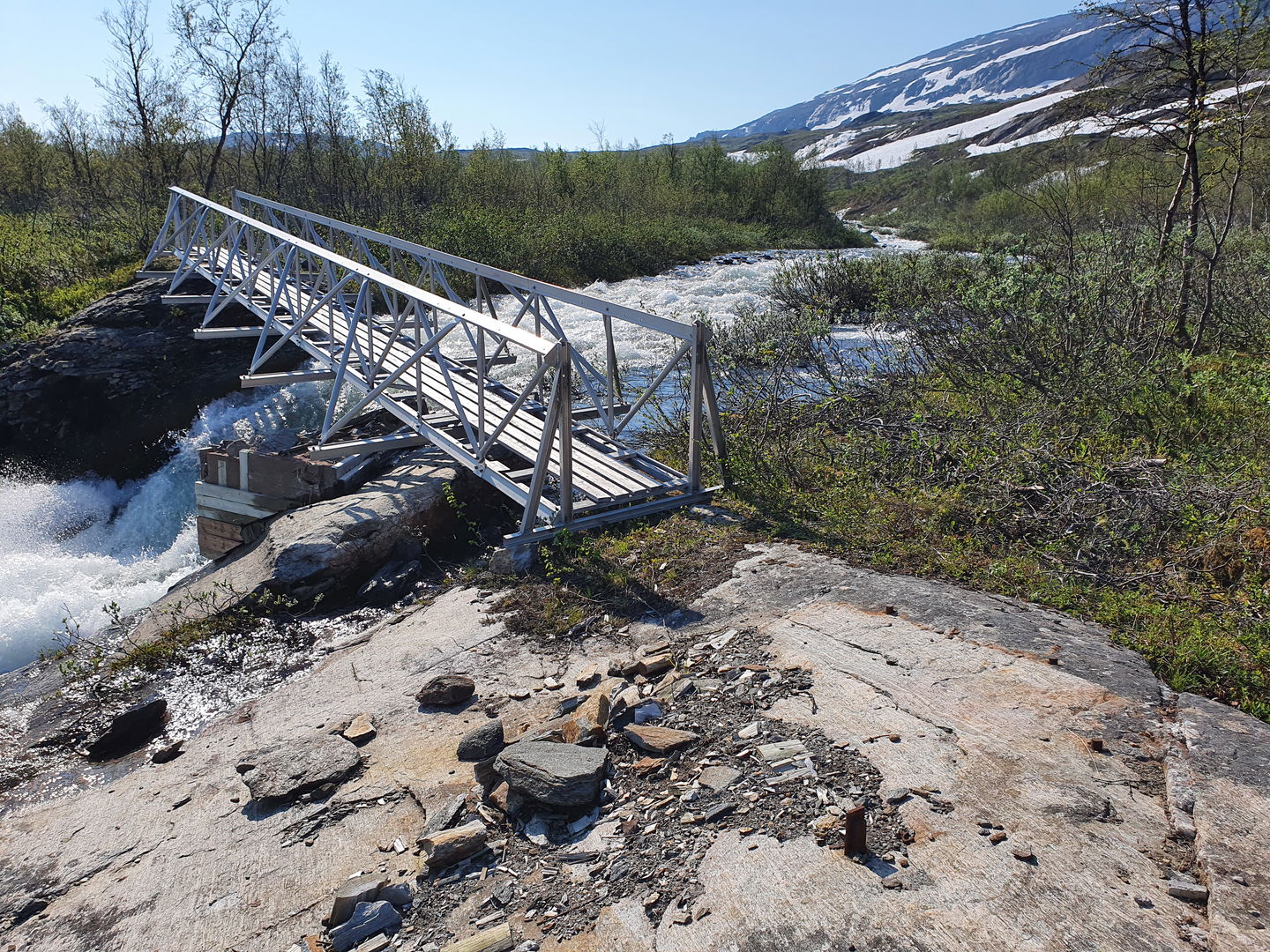 En balkbro över en jokk.