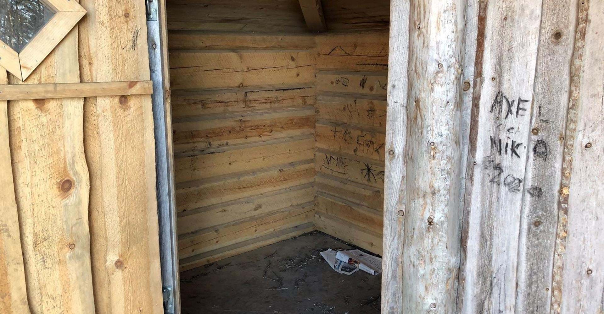 Rastplats under tak nära Hälle källor.
Vindskyddet är pyttelitet och går inte att sova i.
Etapp: Ödeshög-Stocklycke, Stocklycke-Borghamn.
Omberg.
Ödeshög.