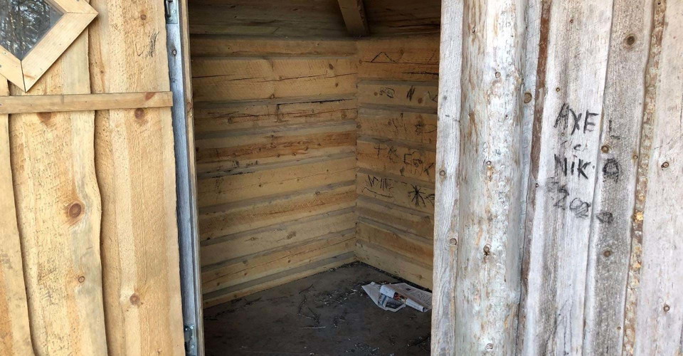 Rastplats under tak nära Hälle källor.
Vindskyddet är pyttelitet och går inte att sova i.
Etapp: Ödeshög-Stocklycke, Stocklycke-Borghamn.
Omberg.
Ödeshög.