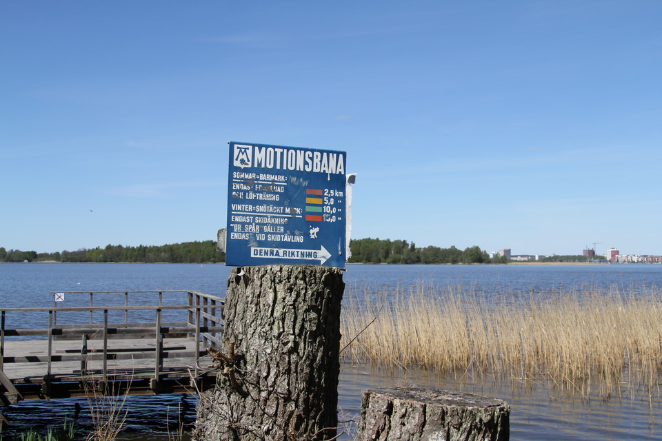 Skylt som visar var motionsspåret går.