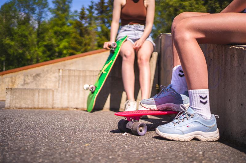 To jenter på skatepark