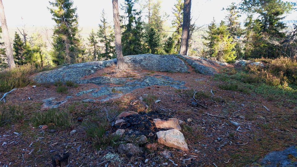 Eldplats, men följ restriktioner om eventuellt eldningsförbud samt ta med rikligt med vatten att släcka med. 