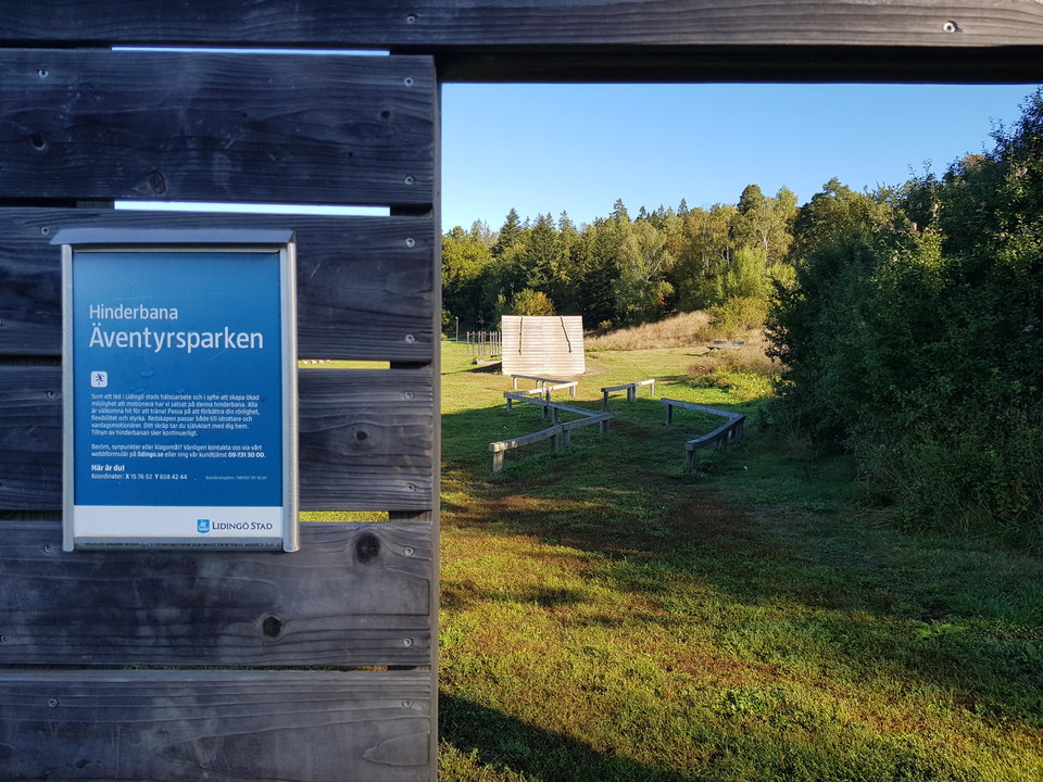 Starten på Äventyrsparkens hinderbana. Foto Lidingö stad