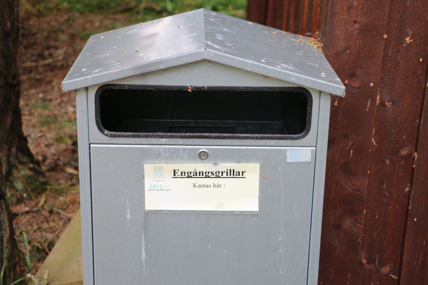 Soptunna för engångsgrillar.