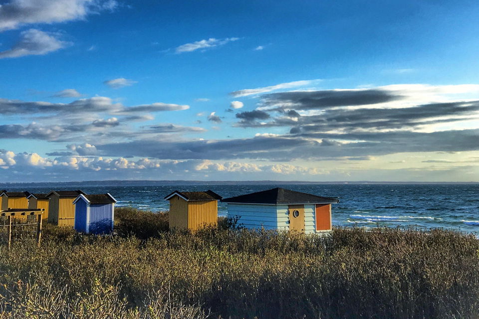 Strandhytter vid Vikens havsbad.