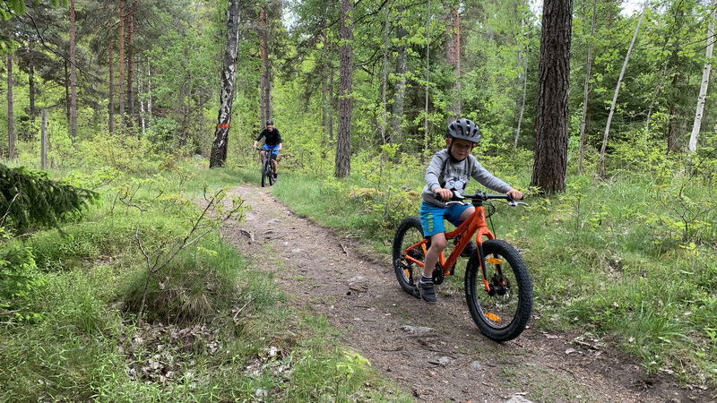 Mestadels blå Singletrack med några röda tekniska inslag.