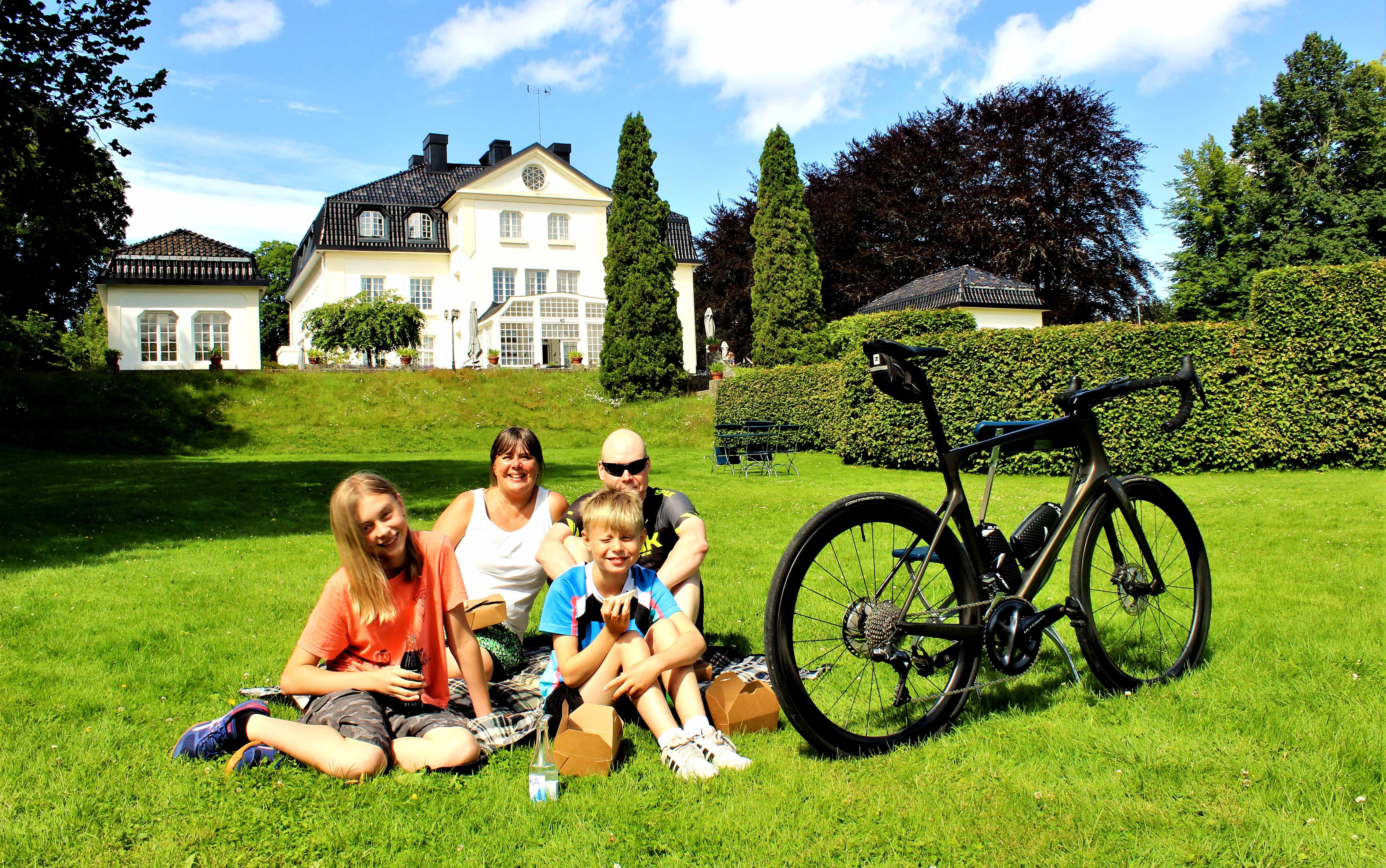 Familjen Friberg och cykel utanför Baldersnäs