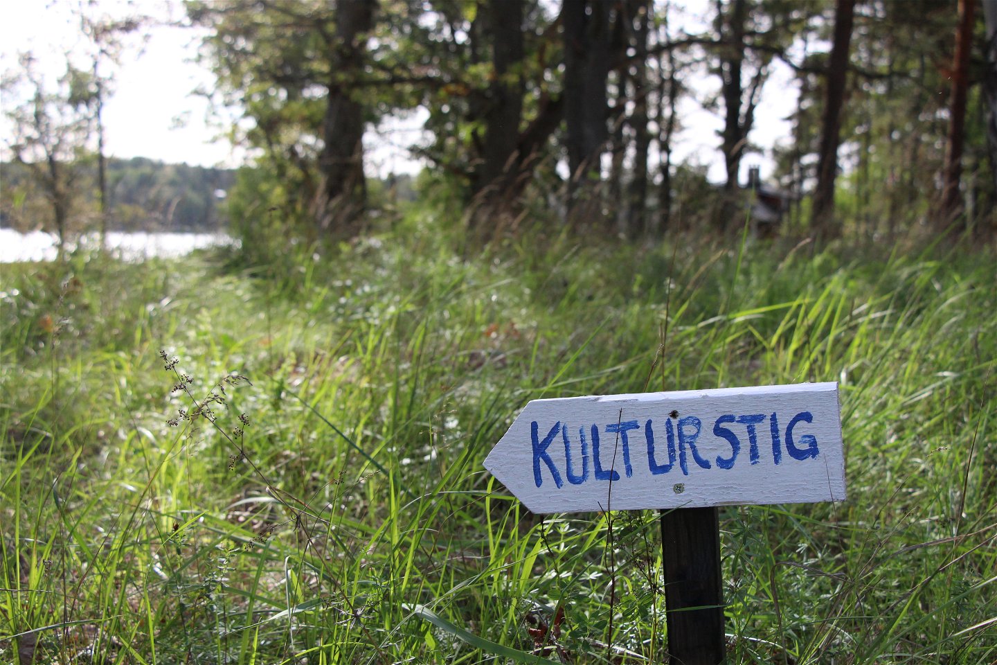 Foto av en träskylt med Kulturstig.