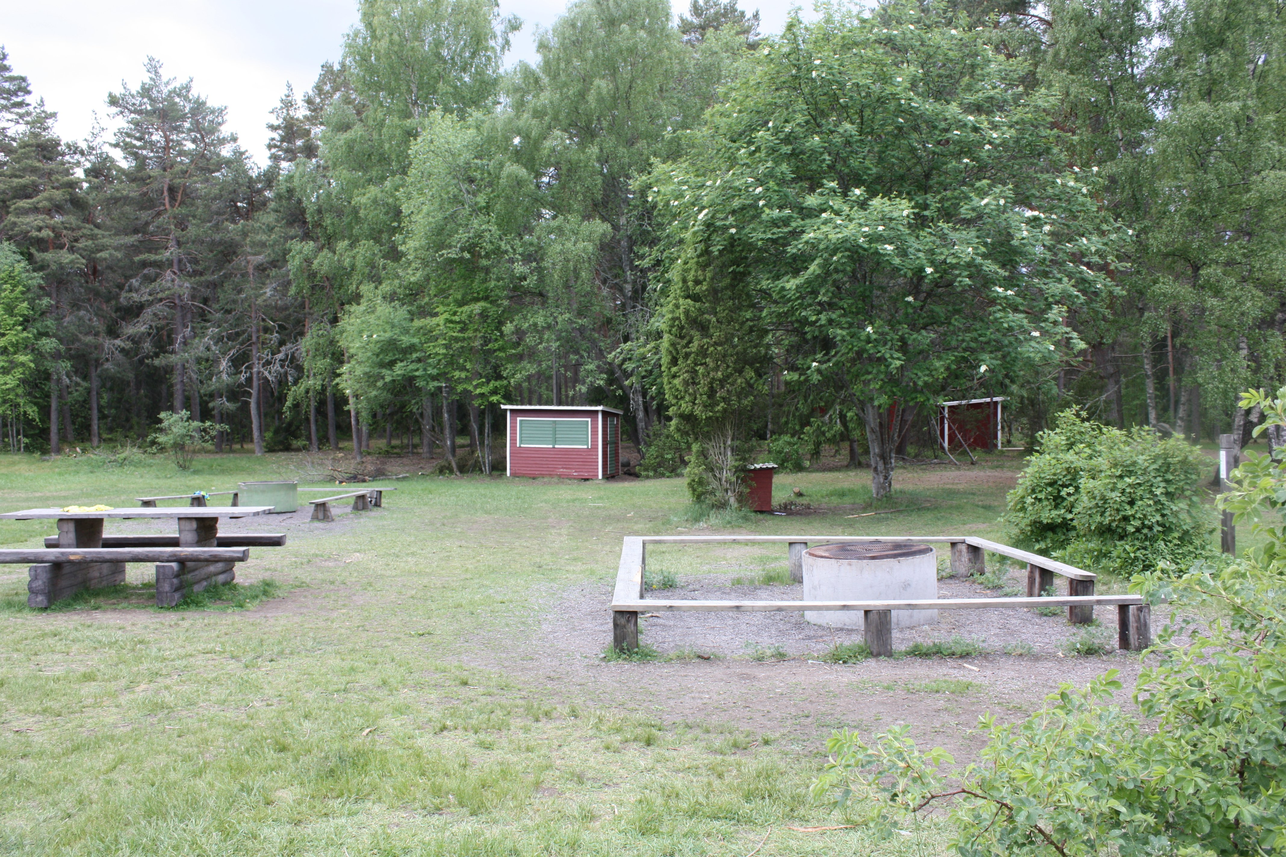Eldstad och rastbord vid Kvarnkojan i Granåsens naturreservat.