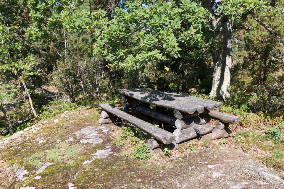 Bord och bänkar.