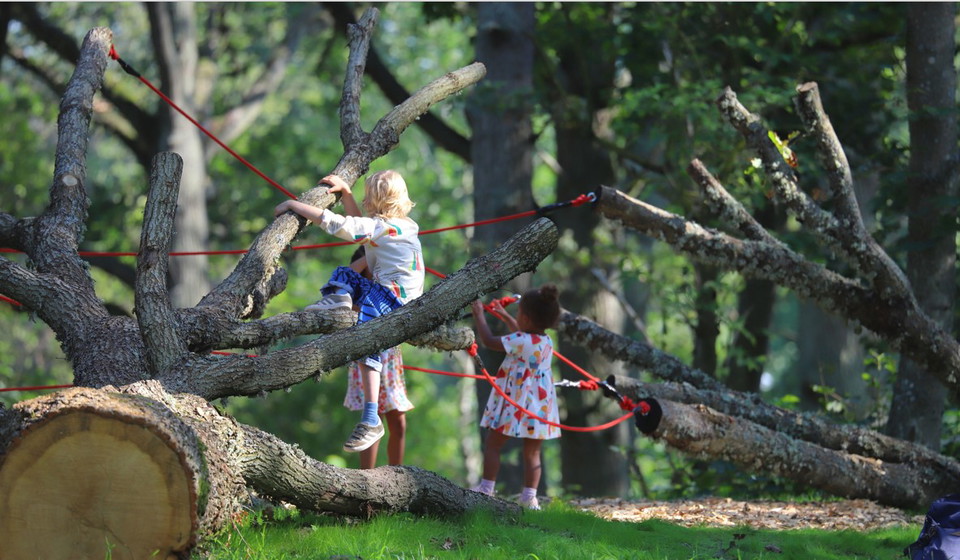Lekkonstverk - Tre kronor av Ruben Wätte. Skälby Kungsgård