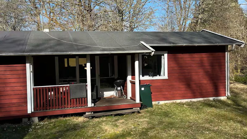 Stuga i skogen vid sjö i Kvänarp, Ljungby