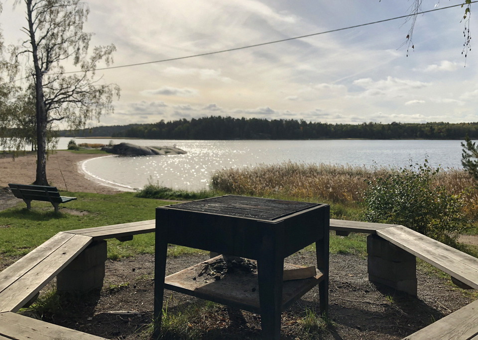 Grillplats med Eriksöbadet i bakgrunden.