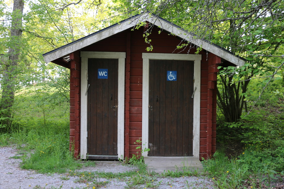 Två toaletter, en är handikappanpassad.