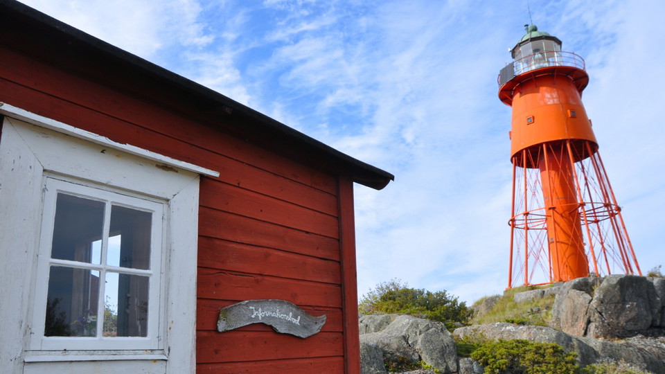 Informationsboden och Svenska Högarnas fyr i bakgrunden.