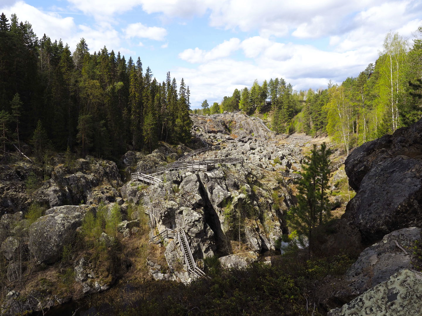 Den torrlagda älvfåran i Döda fallet.