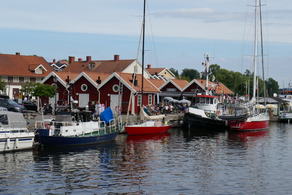 Flera båtar som ligger i hamn vid kajen i Asksersund
