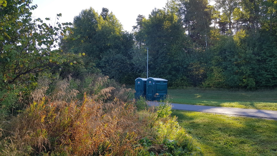 Utomhustoaletter vid Äventyrsparken. Foto Lidingö stad
