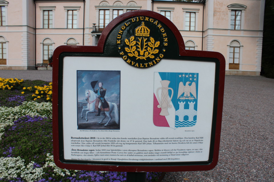 Skylt Kungliga promenader vid Rosendals slott.