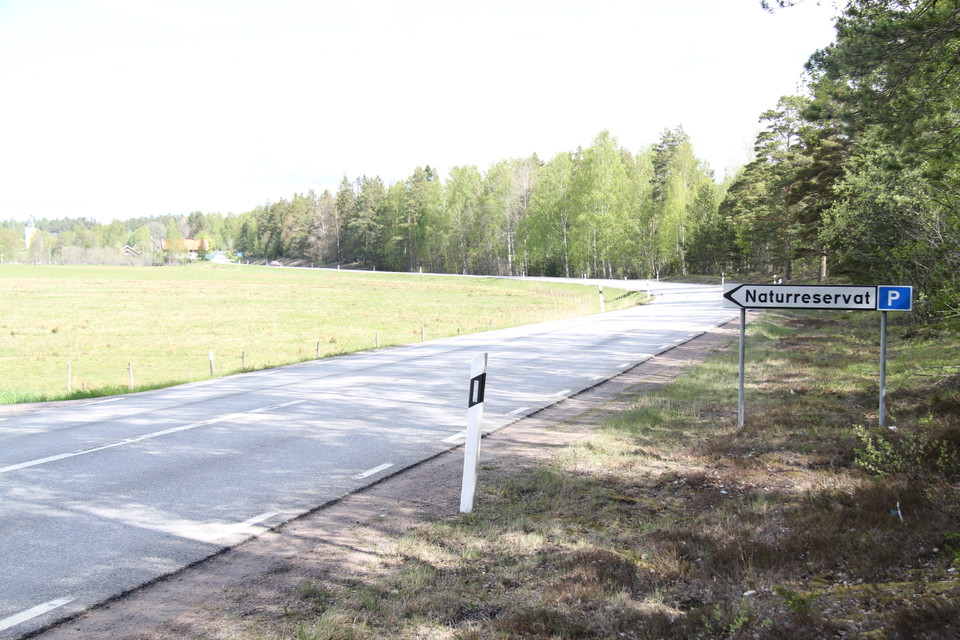 Skylt som visar vägen till naturreservatets parkering.