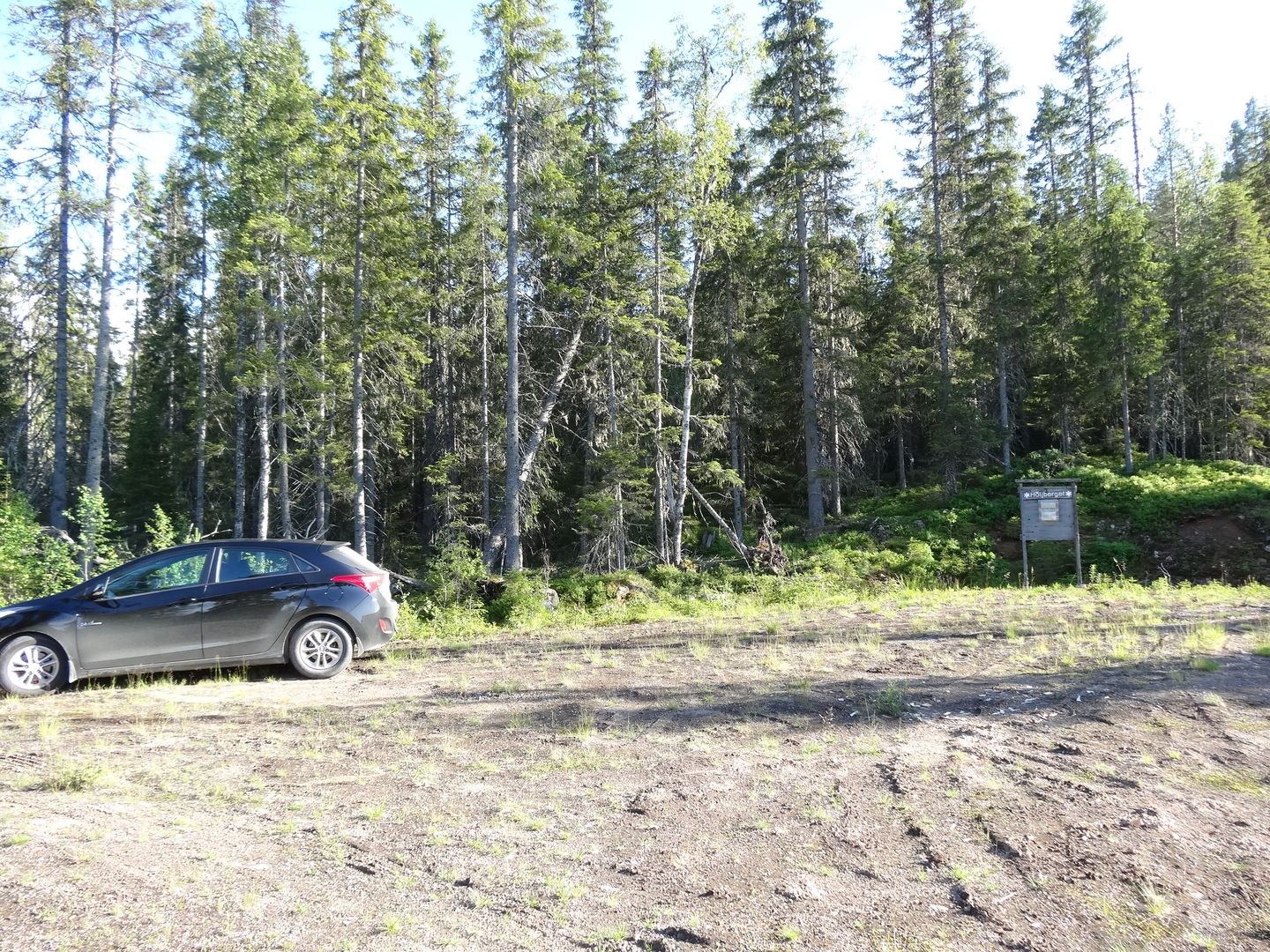 Parkering där en bil står parkerad och flera lediga platser finns.