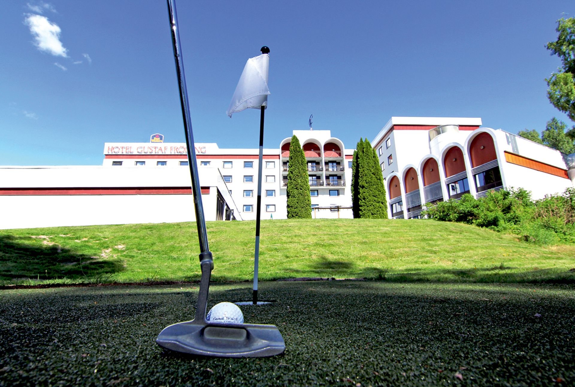 Golfbana framför hotellet.