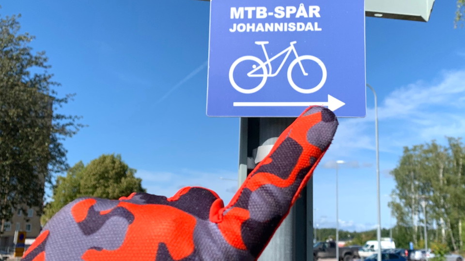 Skyltade cykelbanor mellan spåren.