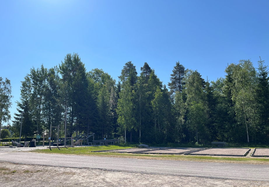 Vy över utegym och buolebanor