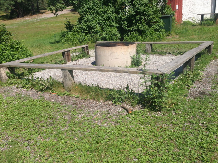 En grillplats med bänkar.