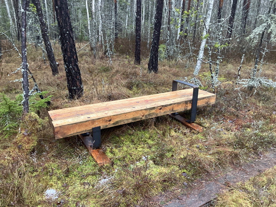 Sittbänkar finns längs med spången