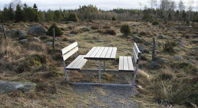 bord och stolar att fika vid i reservatet