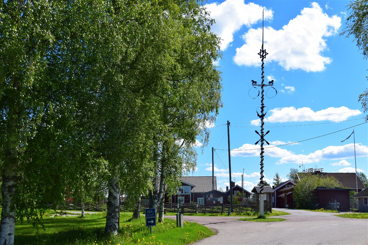 Bild på midsommarstång i Söderås Rättvik