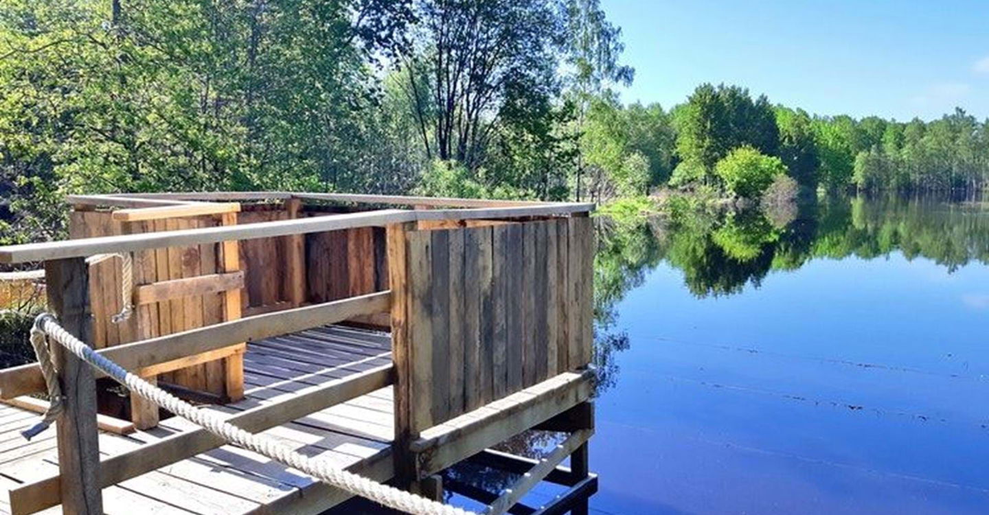 Tillgänglighetsanpassad plattform för fågelskådning vid Ullaberg.   
Rundslinga: Ullabergs och Mossens våtmarker. 
Linköping. 
