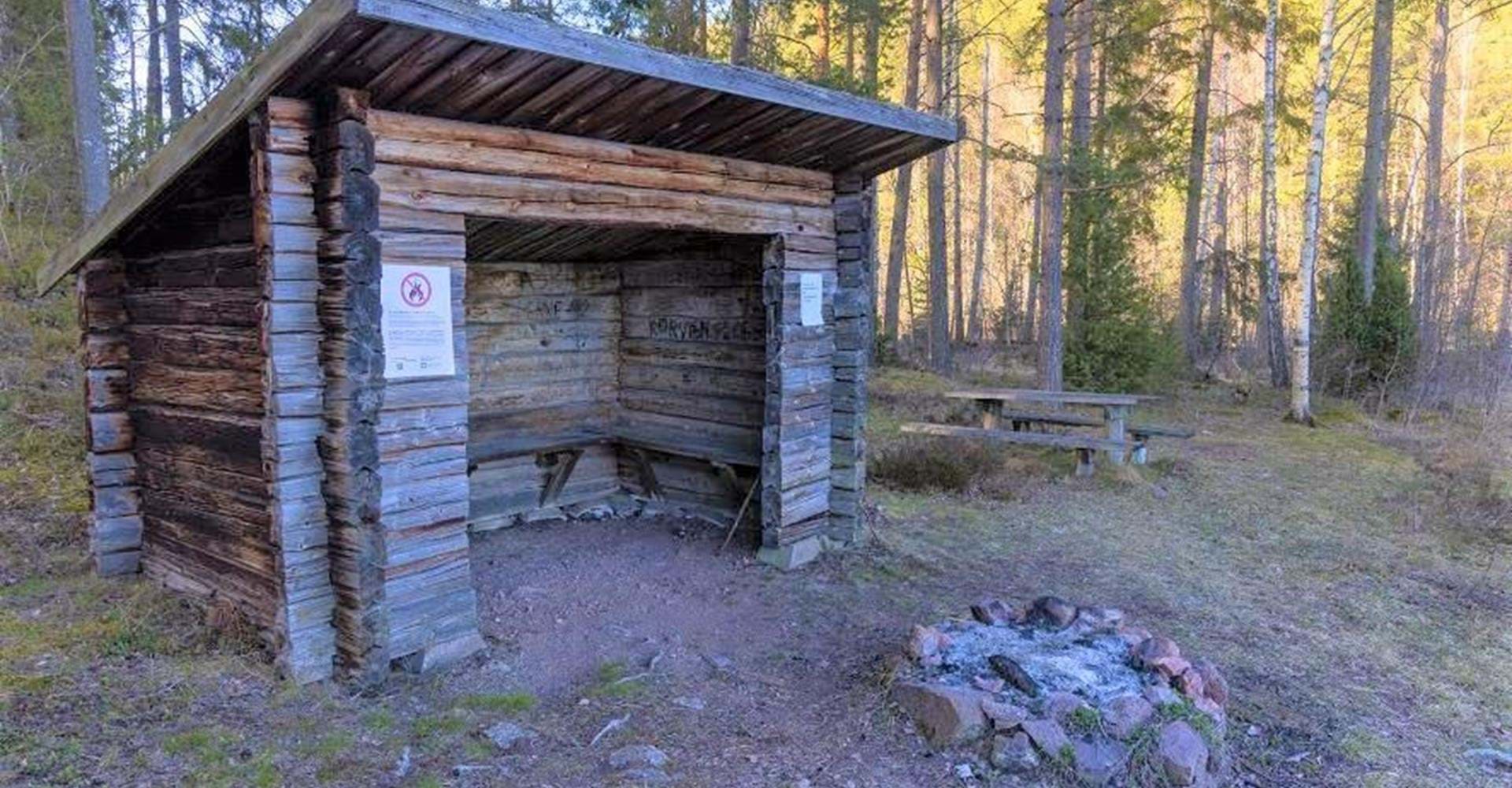 Rastplats med tak vid Östersjön i Nästångens naturreservat.
Etapp: Smedstorp - Norra Vi
Ydre