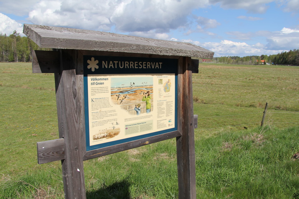 Informationstavla över naturreservatet.