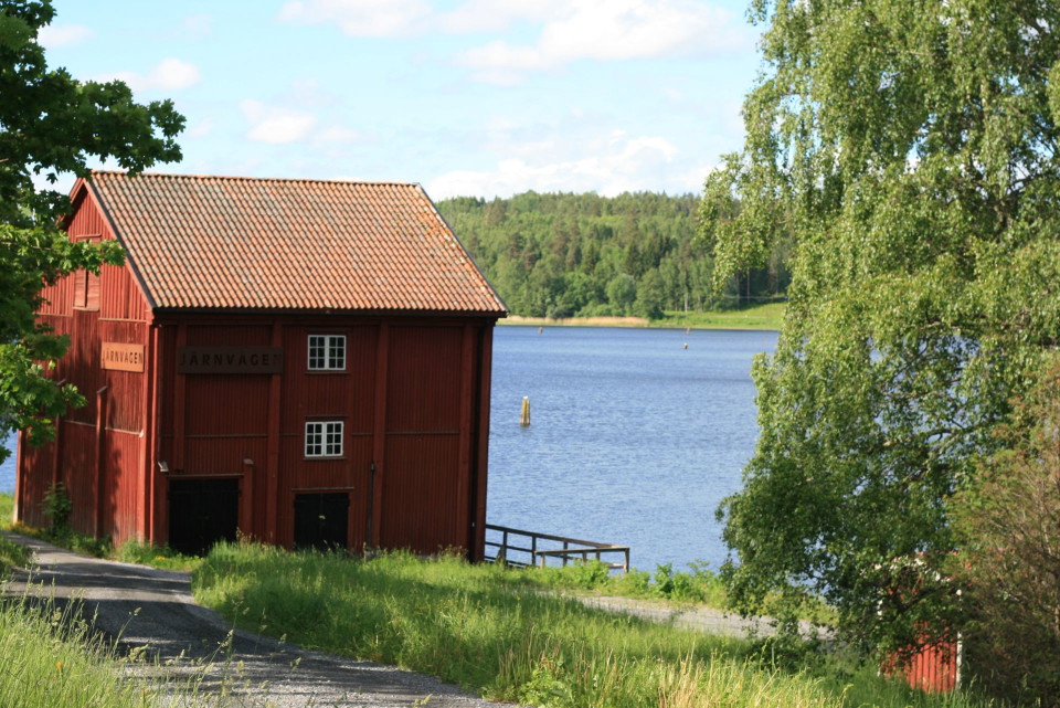 En liten röd sjöbod intill Vänern