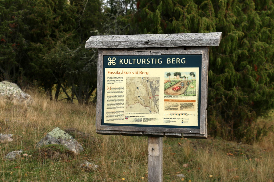 Informationstavla på en träställning.