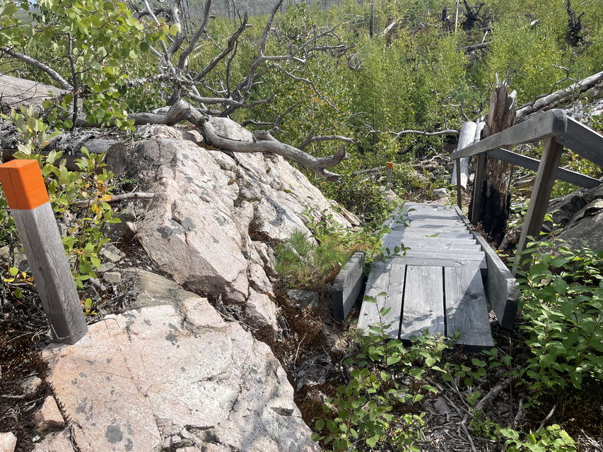 Ledmarkering vid en trätrappa.