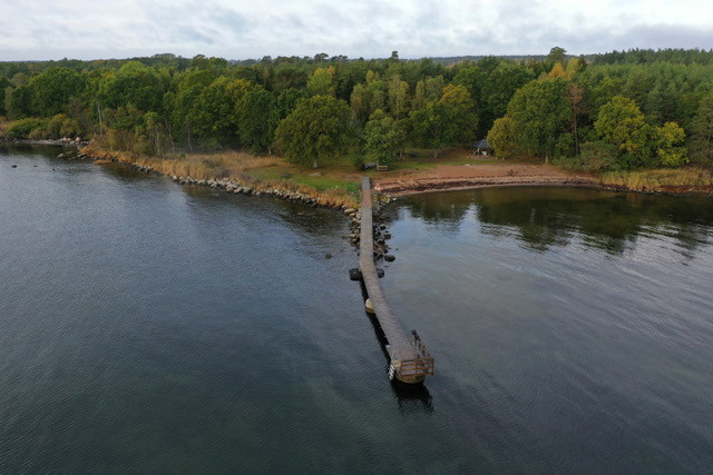drönarbild över strand och brygga