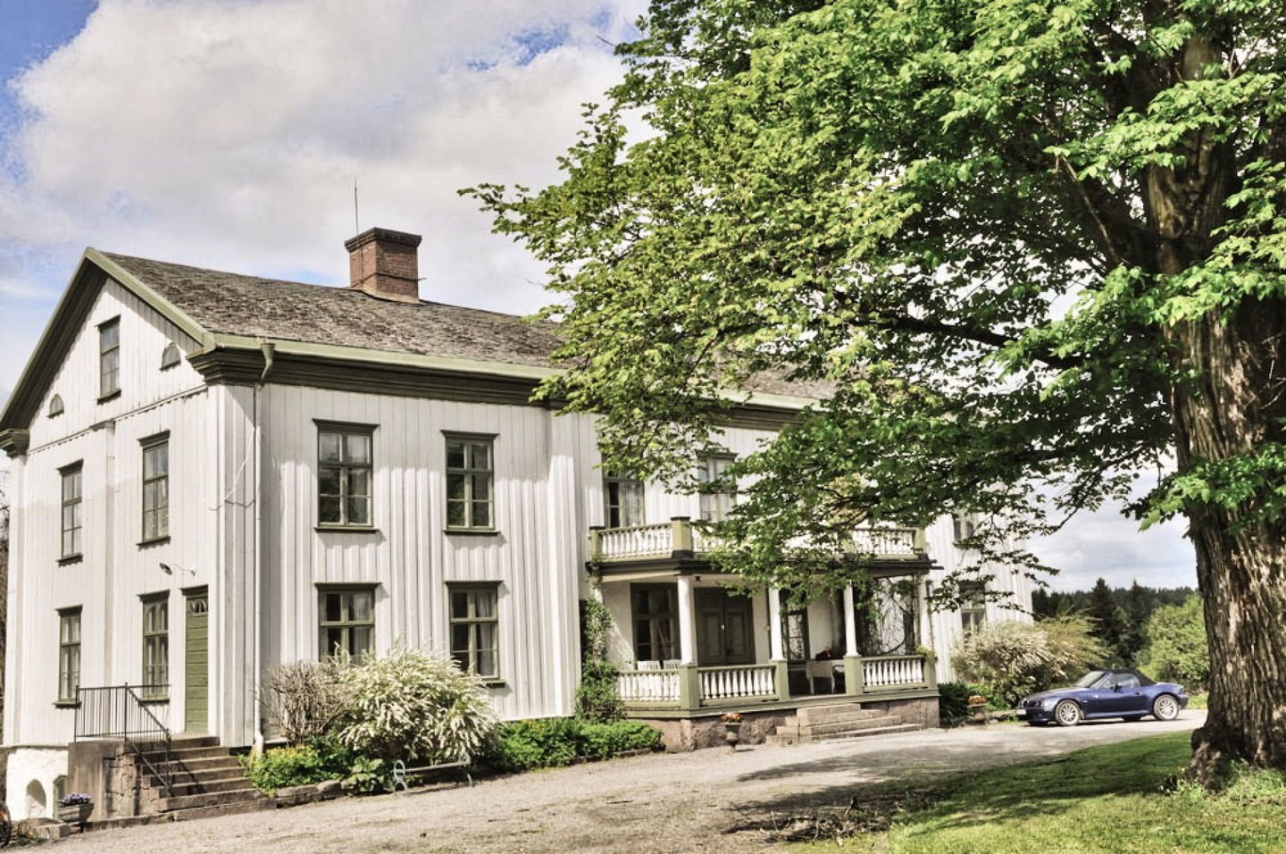 Exteriör på ett stort vitt hus.