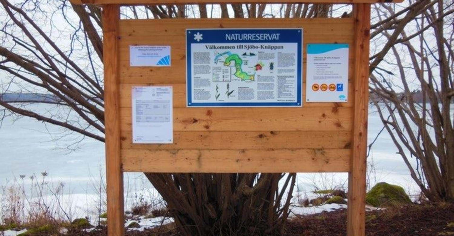 Infotavla naturreservat vid Sjöbo-Knäppans badplats (Gröna plan). 
Etapp: Motala till Borenberg. 
Motala. 